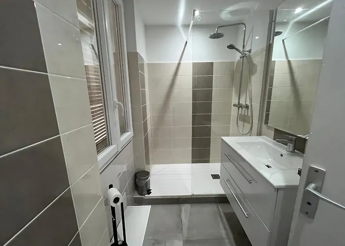 Confortable Avec Balcon アパート